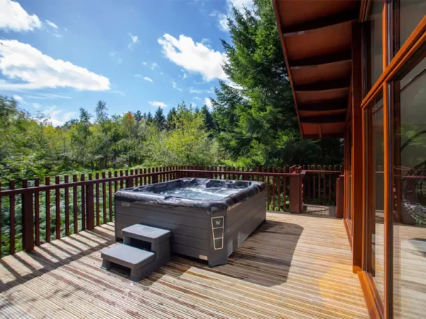 Wellis® Spa hot tub at the ideal hot tub temperature